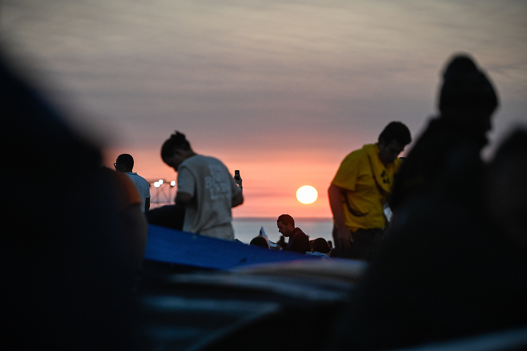 Jugendliche am frühen Morgen am 6. August 2023 beim Weltjugendtag im Tejo-Park in Lissabon. (Foto: KNA)