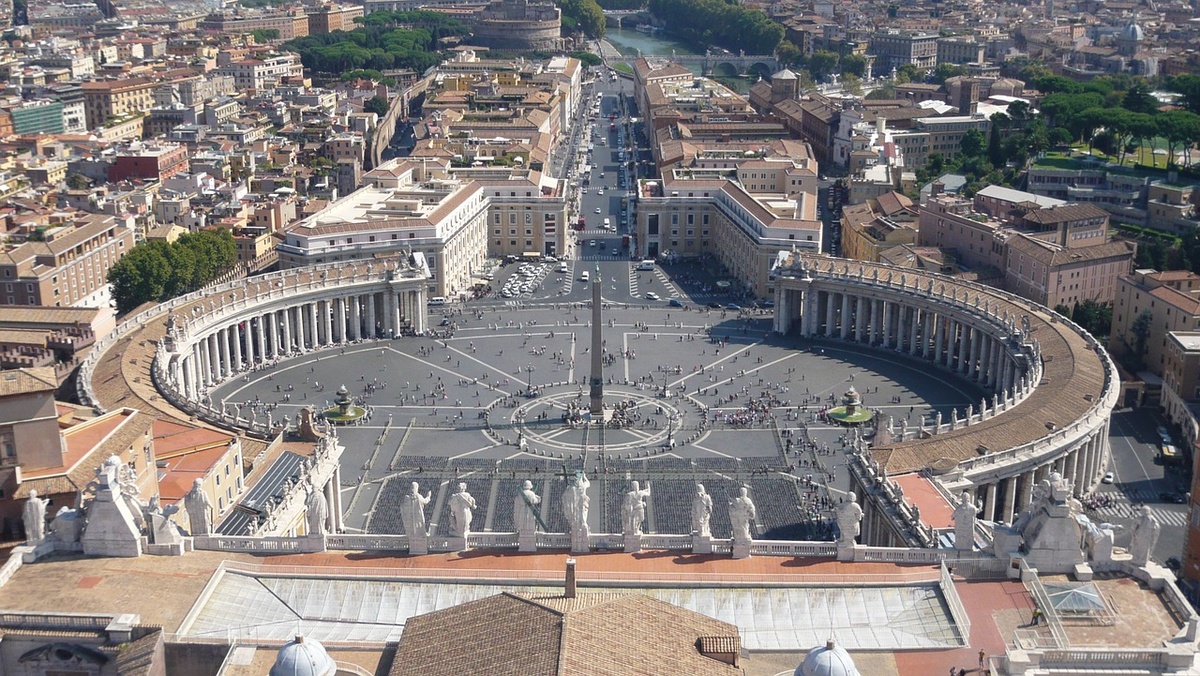 Auf dem Petersplatz spricht Papst Franziskus am Sonntag sieben Kirchenvertreter heilig. (Foto: gem)