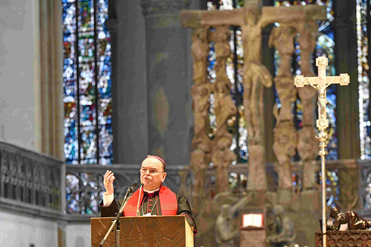 Bischof Bertram Meier bei seiner Ansprache beim Kreuzweg für verfolgte Christen im Augsburger Dom. Foto: pba/Nicolas Schnall
