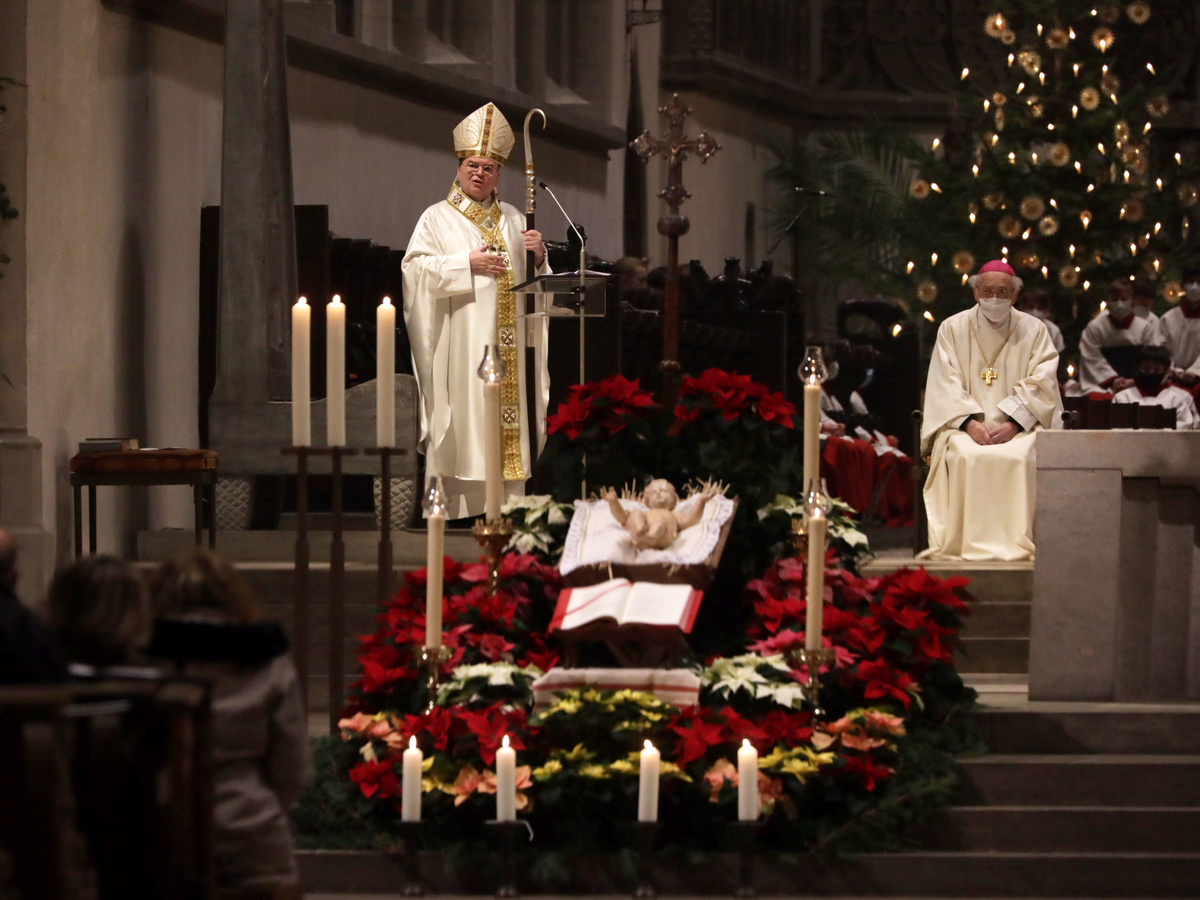 In der Christmette erzählt Bischof Bertram die Geschichte von den verlöschenden Kerzen am Adventskranz. Foto: pba/Annette Zoepf