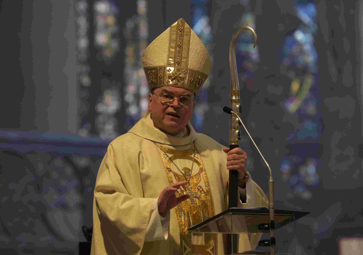 In seiner Predigt am Ostersonntag erzählt Bischof Bertram Meier Witze. Foto: Annette Zoepf