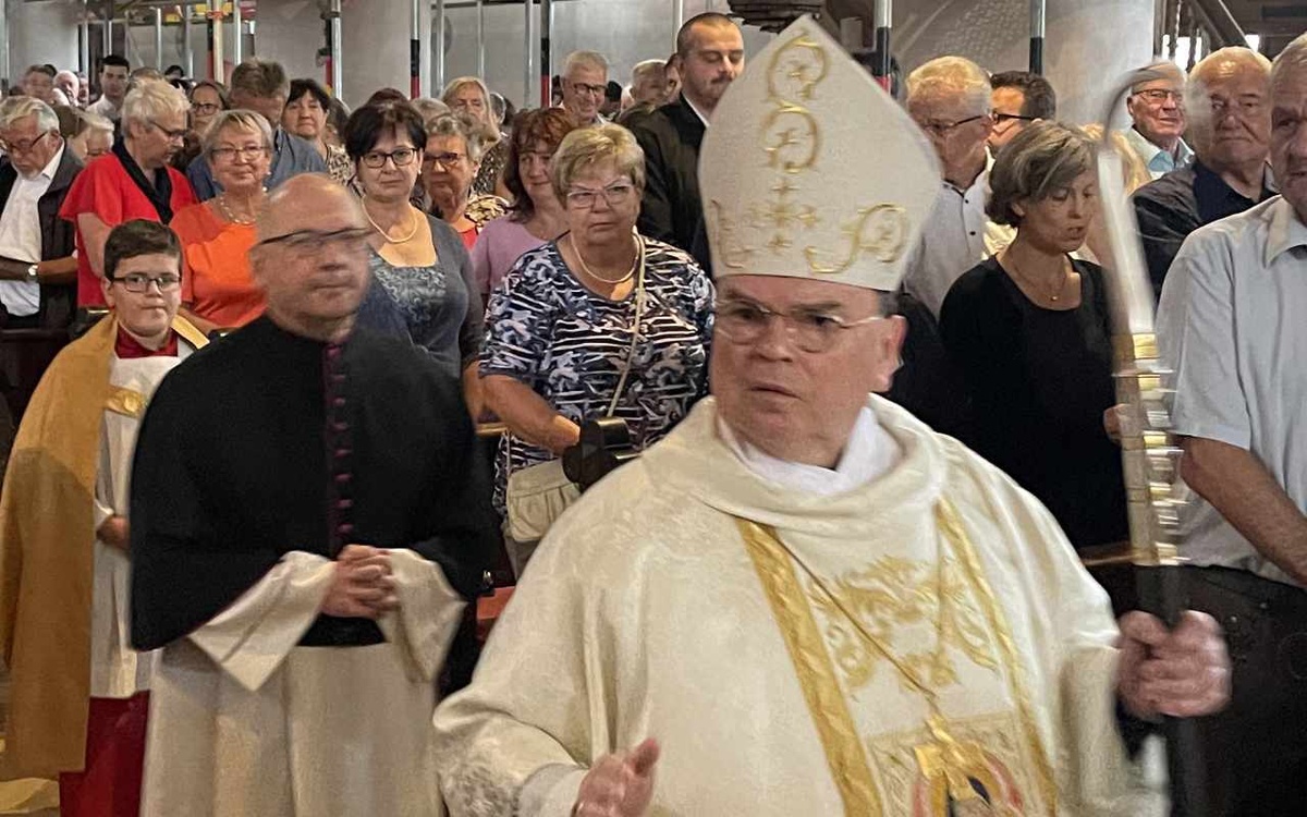 Bischof Bertram beim Einzug in die Pfarrkirche Maria Himmelfahrt. (Foto: Buk-Kluger)