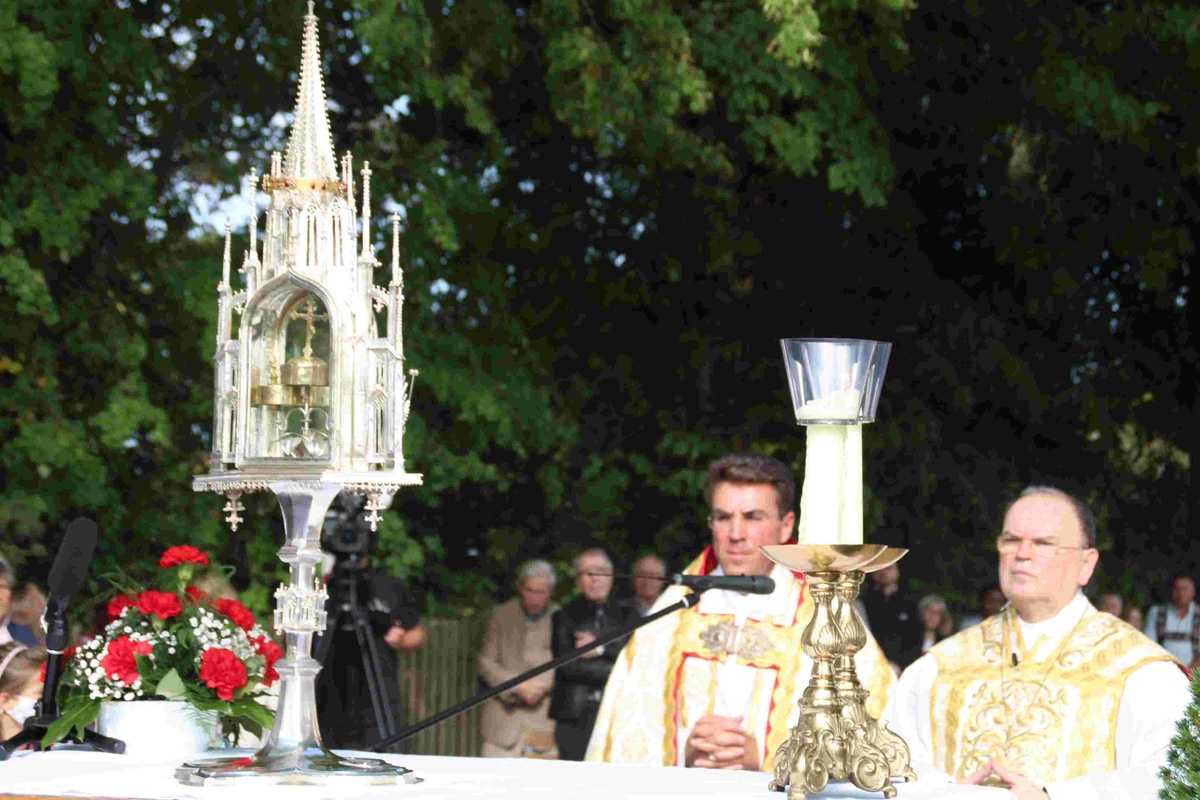 Abt Johannes und Bischof Bertram verehren die Eucharistie in der gotischen Dreihostienmonstranz. Foto: Reitzig