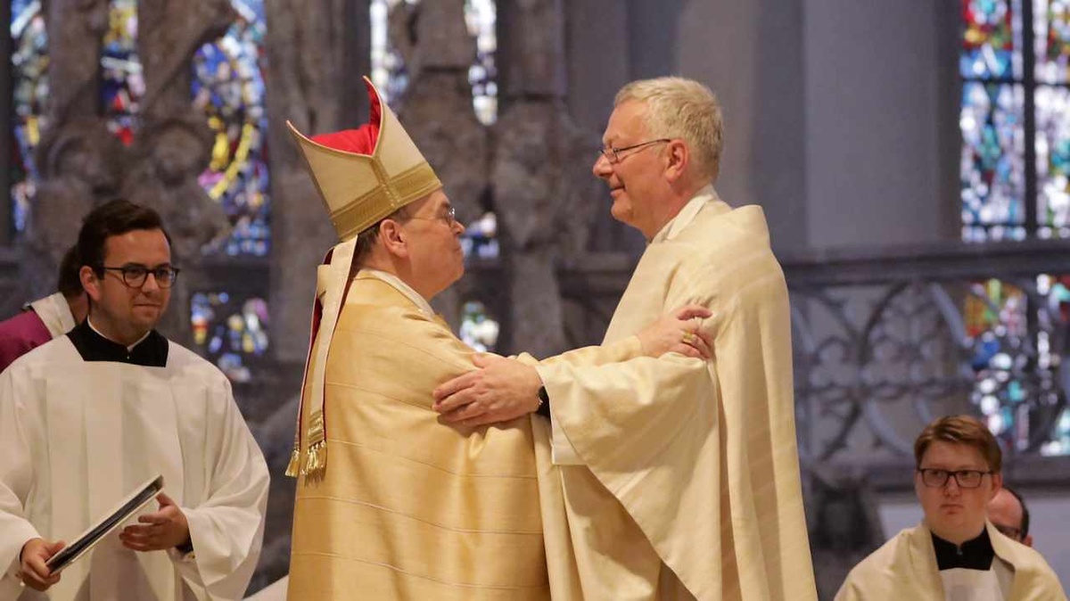 Mit einer freundschaftlichen Umarmung nahm Bischof Bertram Herbert Kramert in die Gemeinschaft der Priester auf. (Foto: Zoepf)