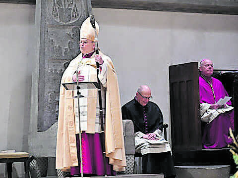 Bischof Bertram Meier bei der Jahresschlussandacht. (Foto: Zoepf)