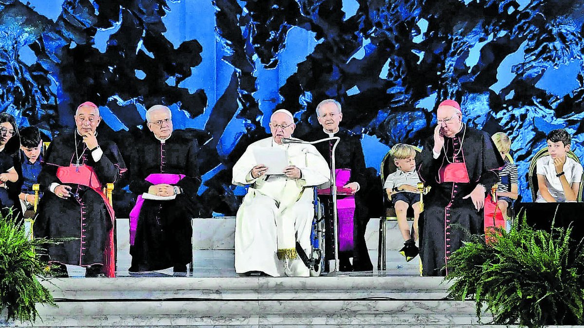 Bei der Eröffnung des Treffens in der Vatikanischen Synodenaula begrüßte Franziskus die teilnehmenden Familien. (Foto: KNA)