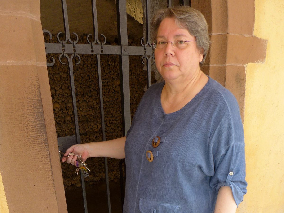 Pfarrerin Manuela Rimbach-Sator öffnet die Tür zum Karner.