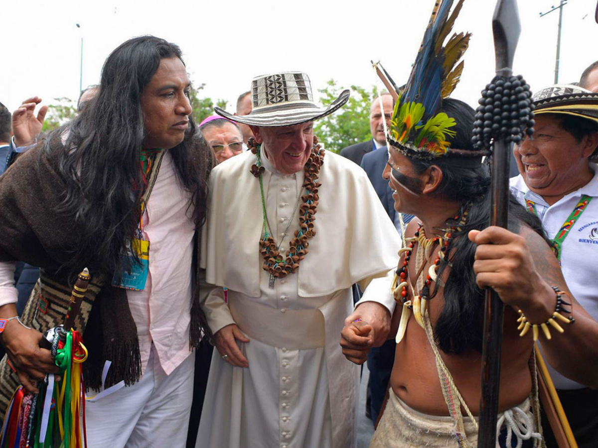 Bei seiner Reise nach Kolumbien im Vorjahr traf sich Franziskus mit Indigenen. Eine solche Begegnung ist auch bei der nächsten Papstvisite geplant. (Foto: KNA)