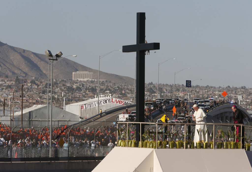 Papst Franziskus betete 2016 an einem Kreuz, das die Grenze zwischen Texas und Mexiko markiert. Im Hintergrund ist die Grenzmauer zu sehen. (Foto: gem)