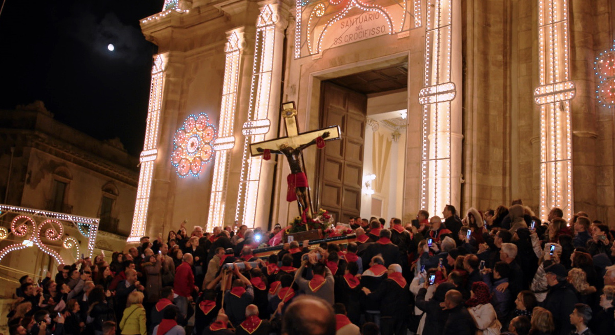 Jedes Jahr Anfang Mai feiert man in Siculiana das Kruzifix mit dem schwarzen Jesus. Auf einer Sänfte wird es aus der Kirche geholt und  in einer Prozession durch die Straßen getragen. (Foto: Lucchesi/Road Movies)