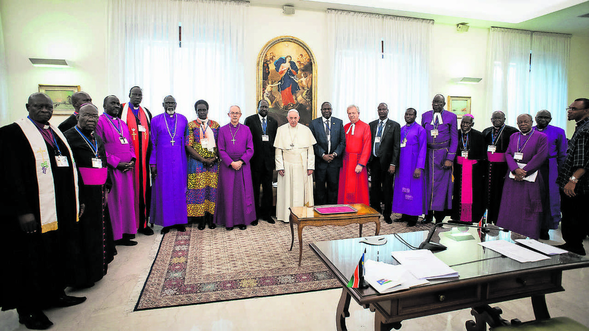 Im April 2019 waren Vertreter der südsudanesischen Regierung und Opposition (links und rechts neben dem Papst) im Vatikan zu Gast. Schon damals hatte Franziskus vor, gemeinsam mit dem Primas der Anglikanischen Kirche, Justin Welby (Dritter von links), in das afrikanische Land zu reisen. (Foto: KNA)
