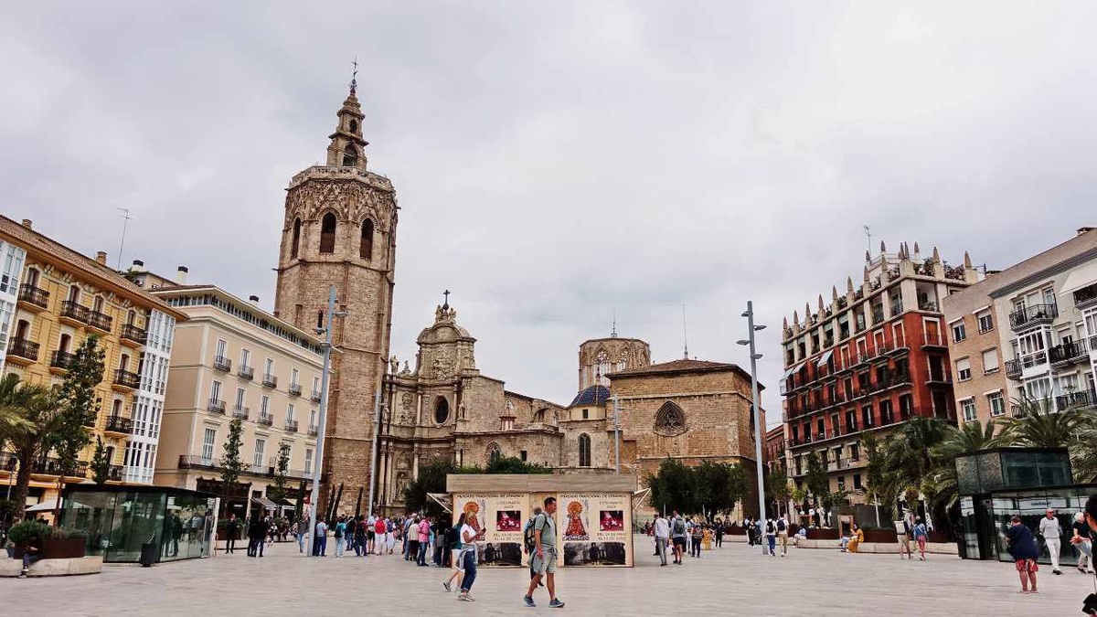 Touristen schlendern vor der  Kathedrale über die Plaza de la Reina. (Foto: Wiegand)