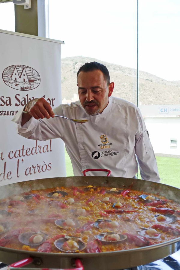 Der Chefkoch kostet seine traditionelle Valencianische Paella. Das Gericht hat er aus Reis zubereitet, der in der Region angebaut wurde. (Foto: Wiegand)