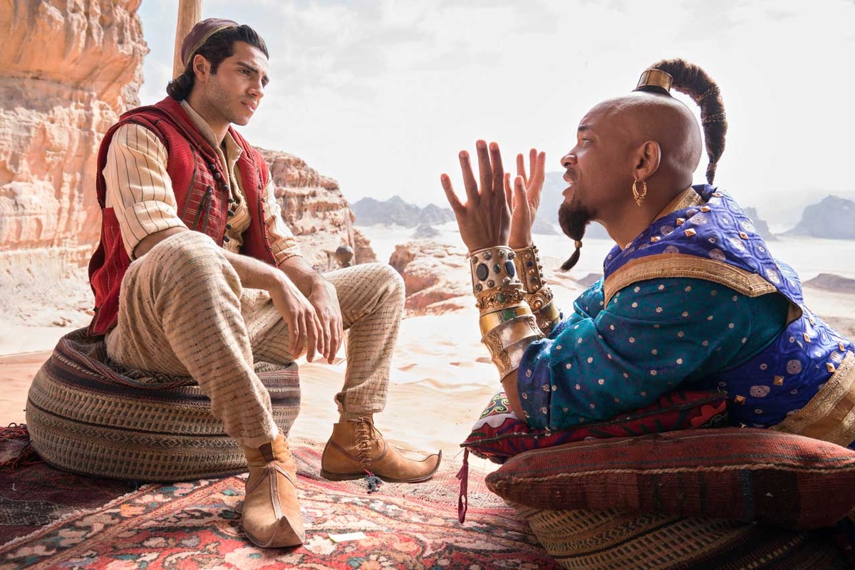 Mena Massoud spielt in der Holly­wood-Produktion den Dieb Aladdin ( links), Will Smith den Flaschengeist Genie (rechts). (Foto: Disney Enterprises/ Daniel Smith)