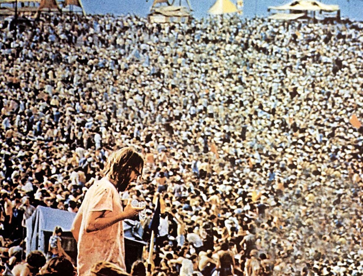 Nahe der Kleinstadt Bethel im Bundesstaat New York versammelten sich vor 50 Jahren schätzungsweise 400 000 Menschen beim Woodstock-Festival zu „Frieden & Musik“, neben der Liebe eines der Haupt-Anliegen der Hippie-Bewegung. Trotz chaotischer Verhältnisse gingen die Auftritte der Bands und Solisten in die Geschichte ein. (Foto: imago/United Archives)