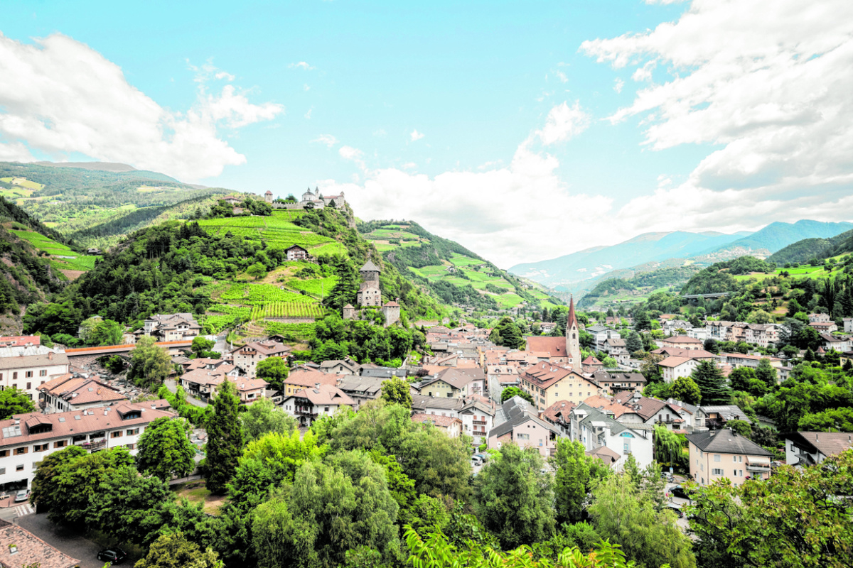 Südtirol, hier das kleine Juwel Klausen mit Kloster Säben, ist ein beliebtes Ferienziel. Mancher Tourist, der sich in Italien wähnt, ist erstaunt, dass die Menschen dort so gut Deutsch sprechen. (Foto: Tourist Info Klausen/Alex Filz) 