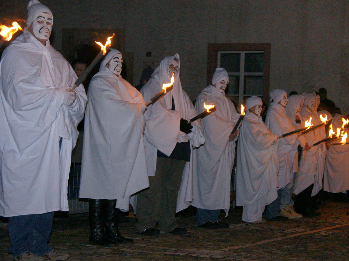 Beim Trauermarsch in Bad Säckingen beklagen die weißgekleideten „Hüüler“ mit schaurigem Geheule das Ende der Fastnacht. (Foto: Krauß)