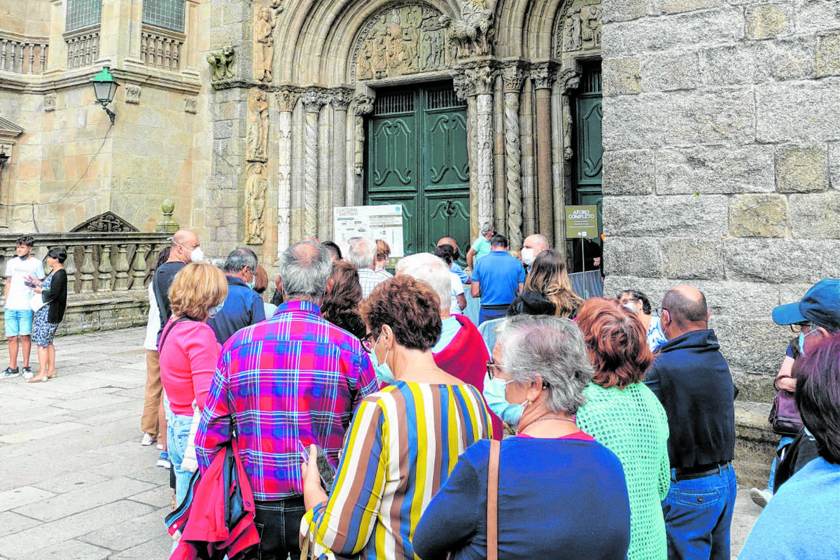 Vor der Kathedrale von Santiago de Compostela herrscht vor Beginn der Zwölf- Uhr-Messe oft Andrang. Allerdings sind auch die Platzkapazitäten beschränkt. (Foto: Drouve)
