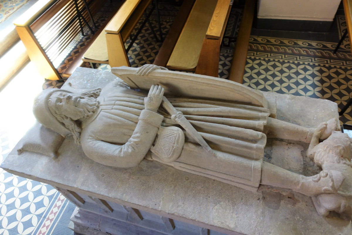 Sein Hochgrab mit der lebensgroßen Sandsteindarstellung stammt aus dem 15. Jahrhundert. (Foto: Drouve)