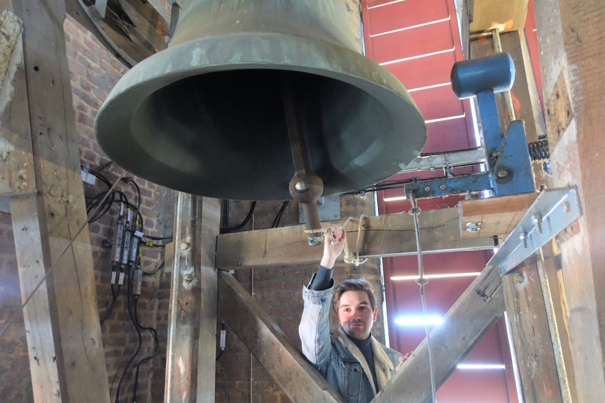 Die Klöppel der Arnoldsweiler Glocken werden von Seilen gehalten und mit ihrer Hilfe bewegt. Felix Hoffmann deutet an, wie das Beiern funktioniert. (Foto: Drouve)