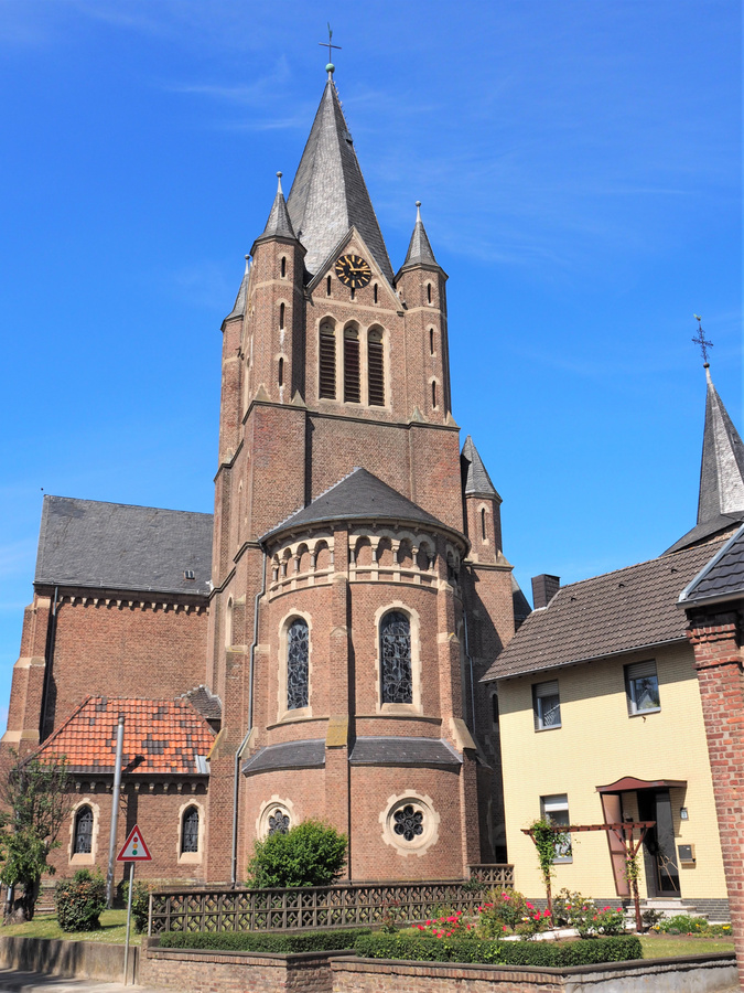 Der Glockenturm der Kirche Groß St. Arnold in Arnoldsweiler. (Foto: Drouve)