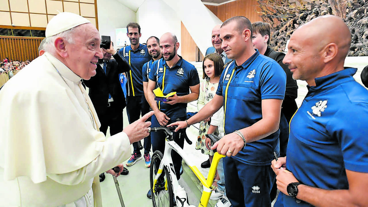 Papst Franziskus empfängt die Vatikan-Radsportler nach ihrer WM-Teilnahme. (Foto: Galgano)