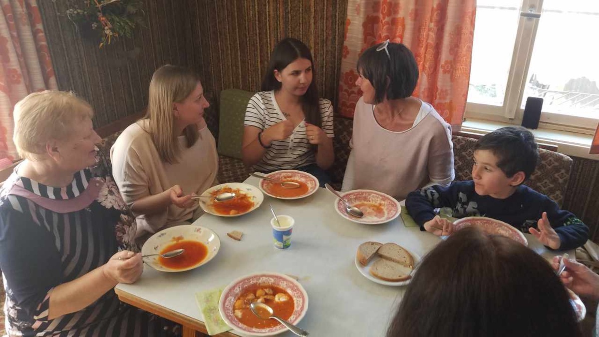 Zum Mittagessen gibt es Borschtsch mit Hühnerfleisch. Die ukrainische Suppe schmeckt auch den Bihlerdorfern. (Foto: U. Schwab)