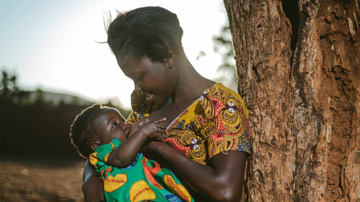Eine Mutter im afrikanischen Malawi stillt ihr Kind. Weltweit erhalten nur 44 Prozent der Säuglinge unter sechs Monaten ausschließlich Muttermilch. (Foto: UNICEF Malawi/2021/HD Plus)