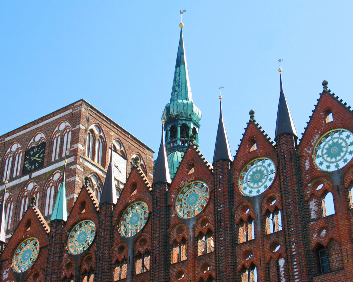 Typisch für die späte nordische Backsteingotik ist die Giebelgestaltung des Stralsunder Rathauses. (Foto: Wiegand)
