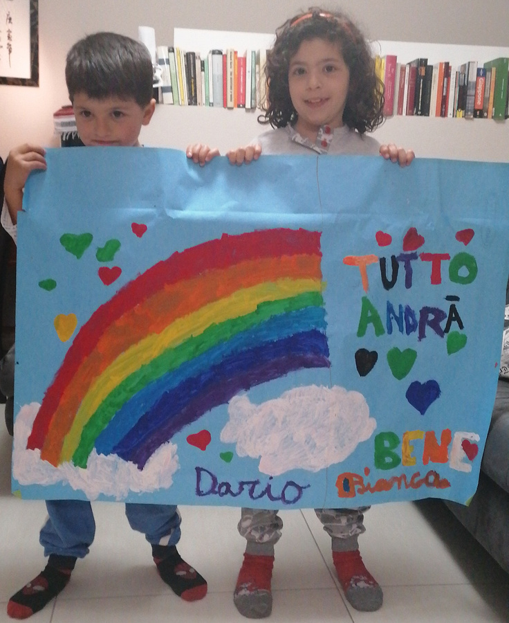 „Alles wird wieder gut“ steht auf dem Regenbogenplakat, das Dario und seine Schwester Bianca gemalt haben. (Foto: privat)