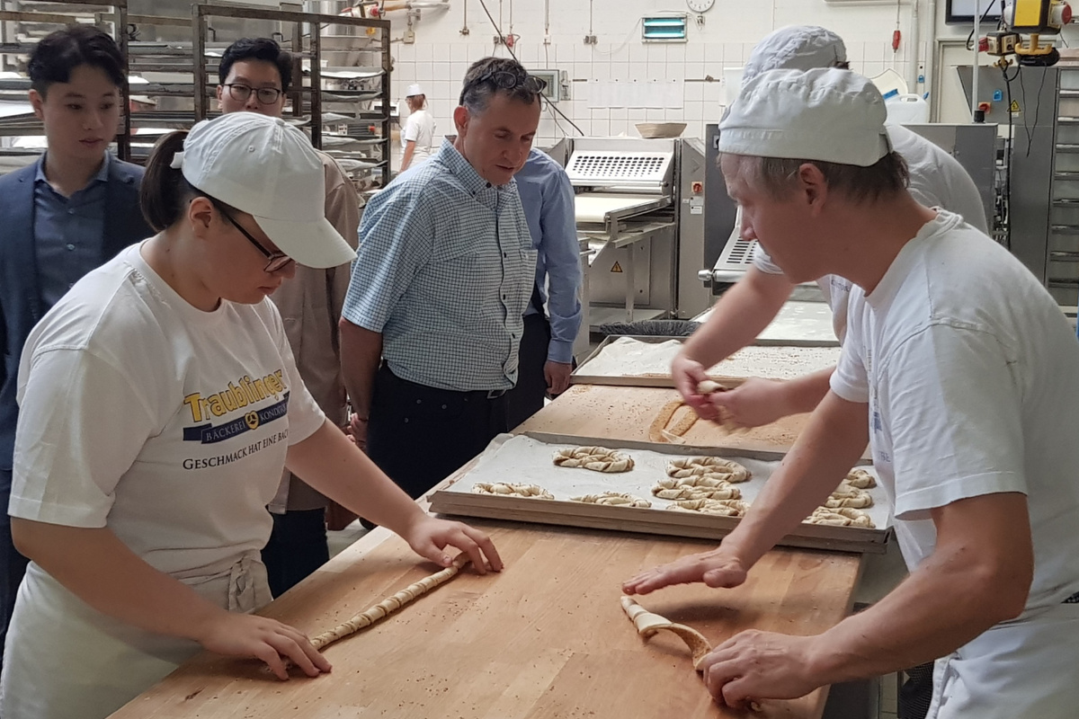 Internationaler Besuch in der Backstube der Bäckerei und Konditorei Traublinger in Heimstetten bei München. (Foto: Landes-Innungsverband für das bayerische Bäckerhandwerk)