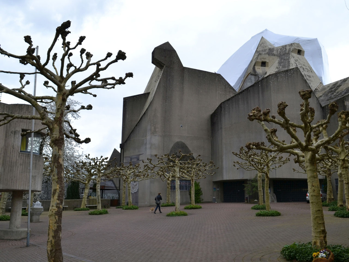 Der Mariendom in Neviges ist alles andere als ein klassischer Kirchenbau. Das im Mai 1968 geweihte Gotteshaus wird dem umstrittenen Stil des Brutalismus zugerechnet. (Foto: Traub)