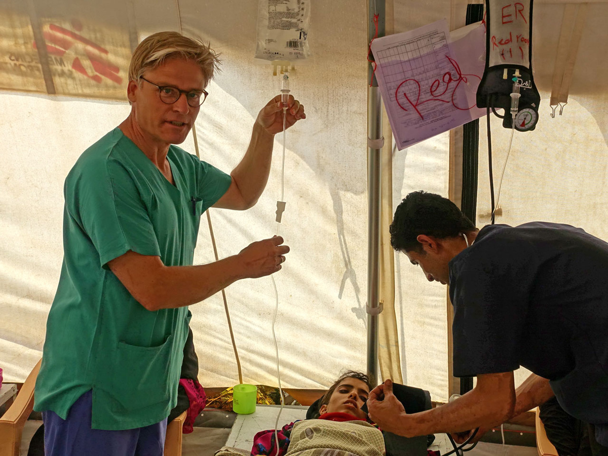 Tankred Stöbe von Ärzte ohne Grenzen behandelt im Jemen Cholerapatienten. (Foto: Ärzte ohne Grenzen)