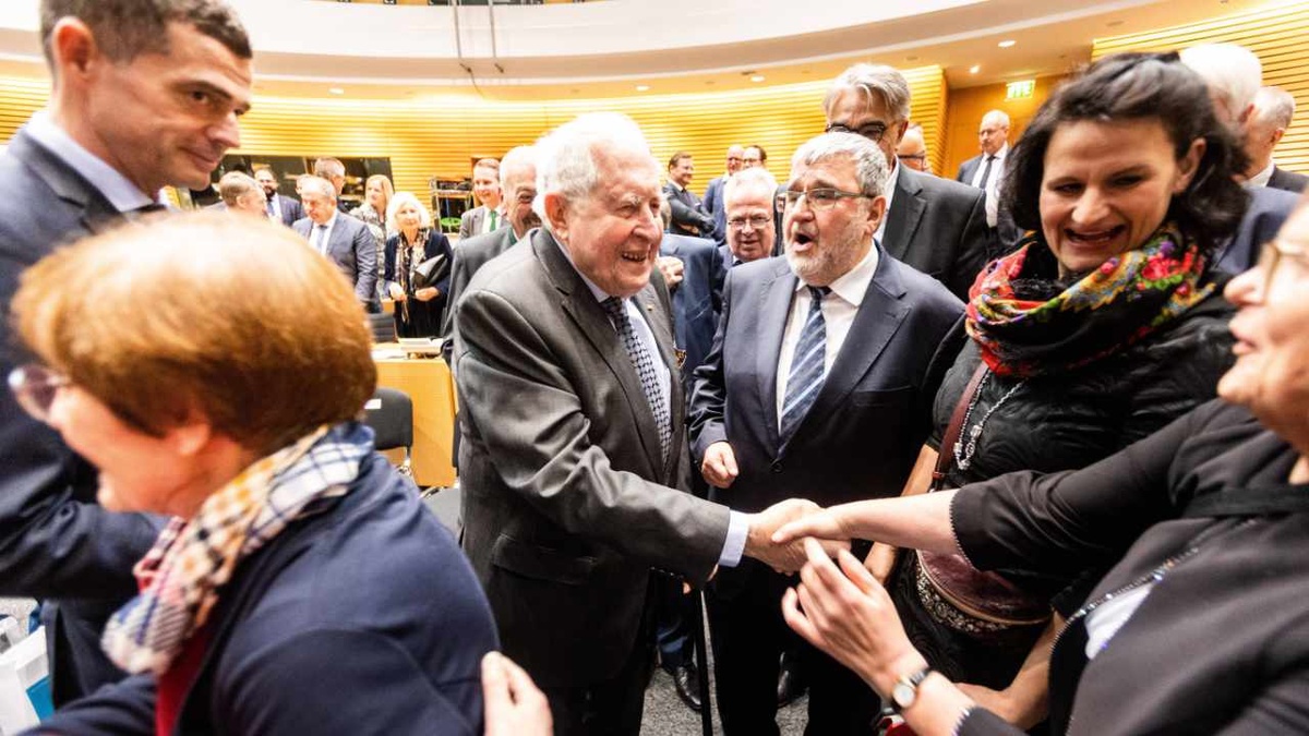 Abgeordnete des Thüringer Landtags beglückwünschen Bernhard Vogel (links) beim Festakt zu dessen 90. Geburtstag im vergangenen Dezember. (Foto: Imago/Bild13)