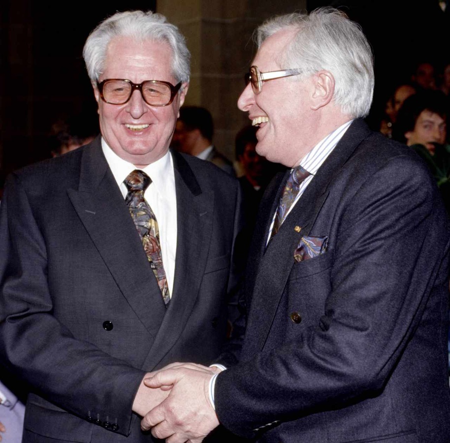 Herzlich verbunden trotz klarer politischer Differenzen: CDU-Mann Bernhard Vogel (rechts) gratuliert 1991 seinem Bruder, dem SPD-Vorsitzenden Hans-Jochen Vogel († 2020), zum 65. Geburtstag. (Foto: Imago/Rainer Unkel)