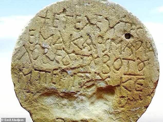 Die spätantiken Inschriftensteine von Nitzana. (Foto: Emil Aladjem/Israelische Altertumsbehörde)