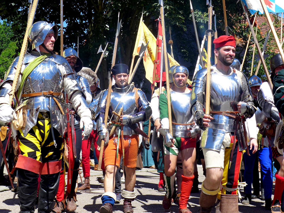 Landsknechte in schimmernder Rüstung marschieren Bretten auf. Das Historienspiel erinnert an eine Belagerung der Melanchthon-Stadt anno 1504. (Foto: Schenk)