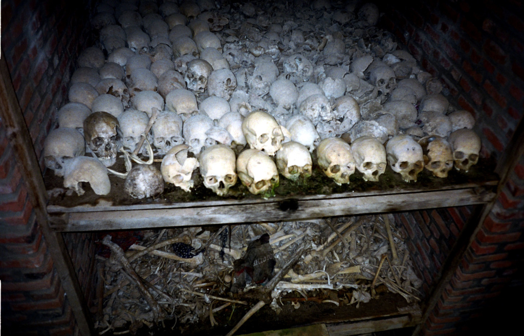 Mahnung gegen das Vergessen: In unterirdischen Kammern ruhen die Gebeine von 20 000 Opfern des Völkermords. (Foto: KNA)