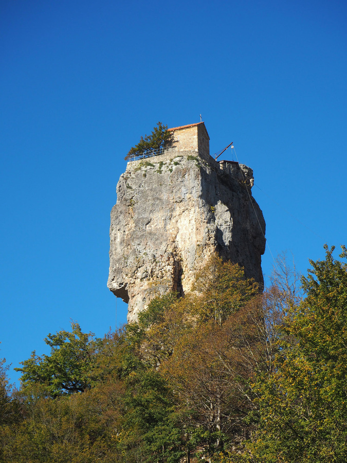Hoch über den Baumwipfeln ragt der Katskhi-Felsen mit dem Einmann-Kloster. Die denkmalgeschützte Stätte wird immer noch bewohnt. (Foto: Ludwig)