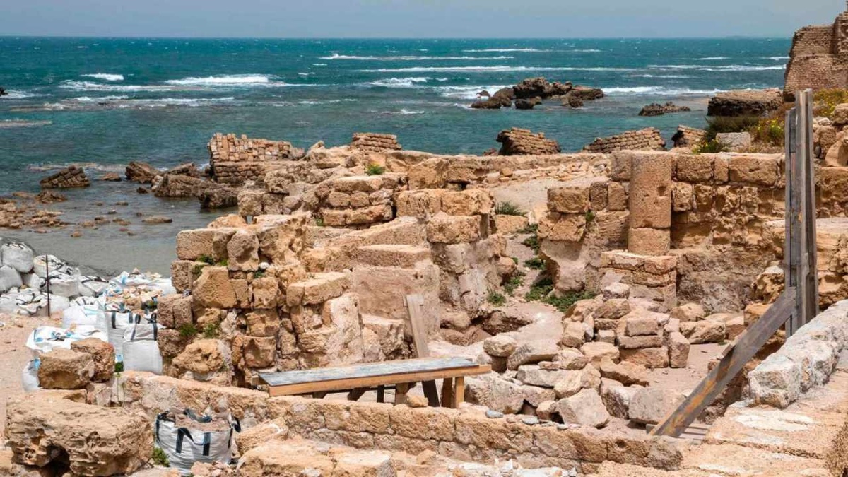Ruinen des antiken Caesarea mit Blick auf das Hafenbecken. Hier stießen Forscher auf das antike Schiffswrack. (Foto: Fleckenstein)