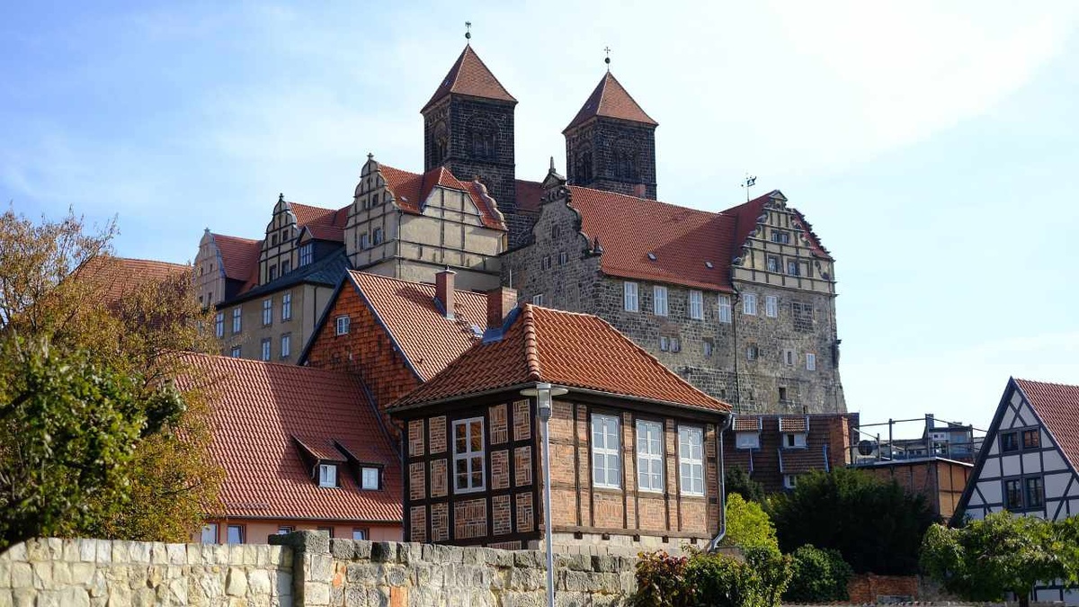 Der Quedlinburger Schlossberg bildet das Herz der Fachwerkstadt am Harz. Seit 1994 gehört sie zum Unesco-Welterbe. Das Siegel oben zeigt Kaiser Otto I. (Foto: gem)