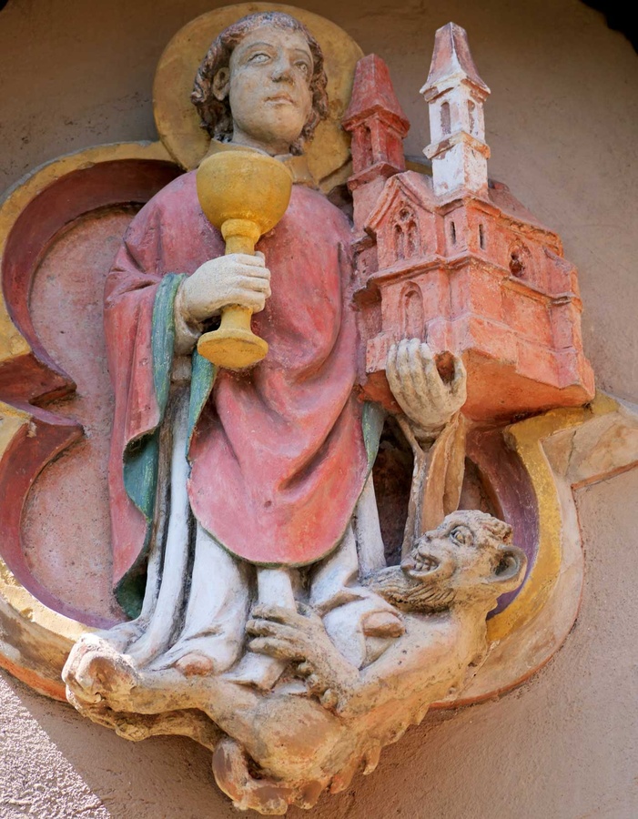 Der Heilige tritt den Teufel. So ist die Sage an der Stiftskirche in Sankt Goar dargestellt. (Foto: Schenk)