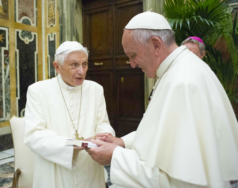 Zum 65. Priesterjubiläum 2016 verließ Benedikt zum letzten Mal öffentlich seinen Altersruhesitz. Franziskus ließ es sich nicht nehmen, seinem Vorgänger zu gratulieren. (Foto: KNA)