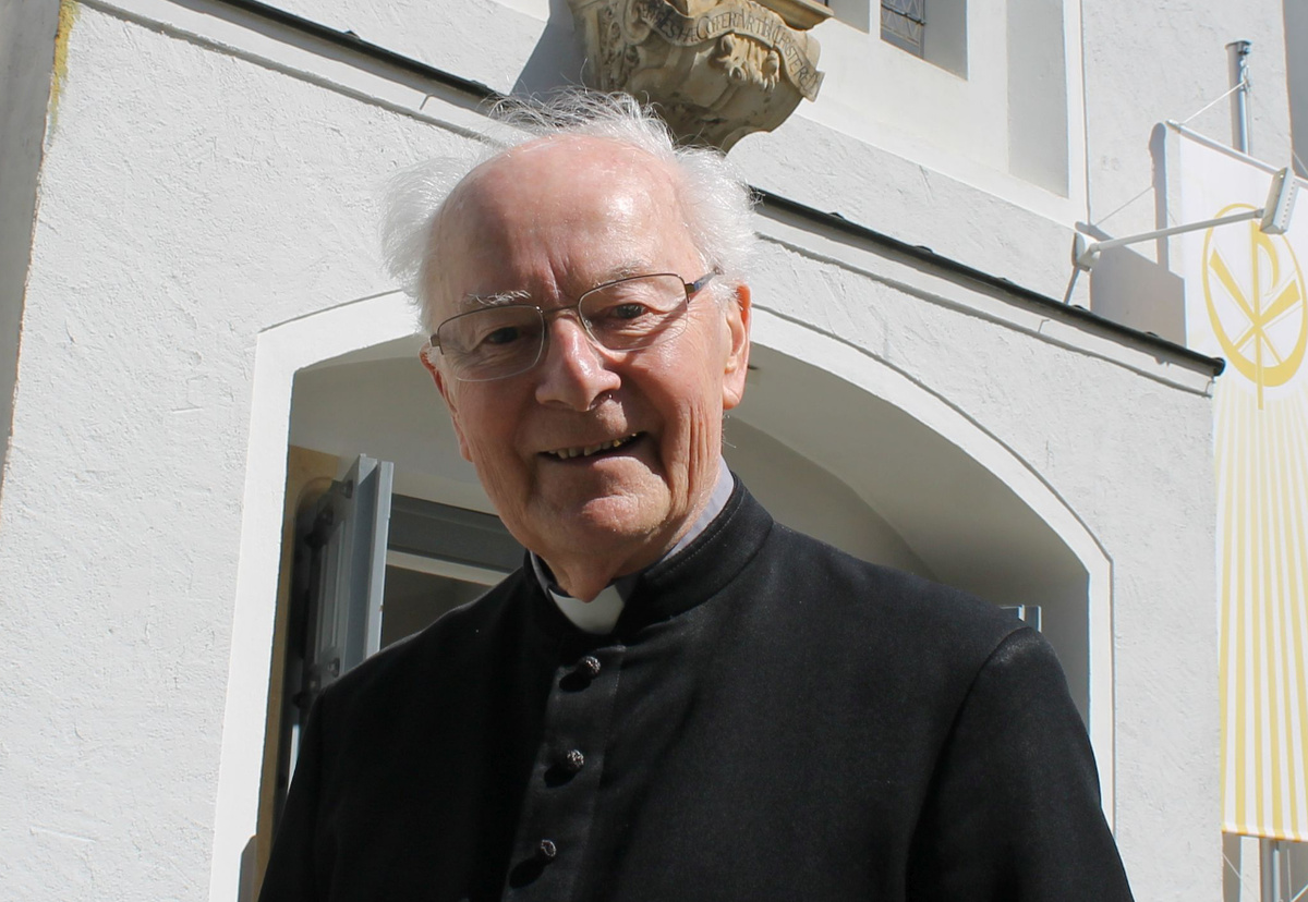 Pfarrer Johannes Magiera  vor der Pfarrkirche von Witti­- chenau, wo er seit 1998 wirkt. (Foto: Thiede)