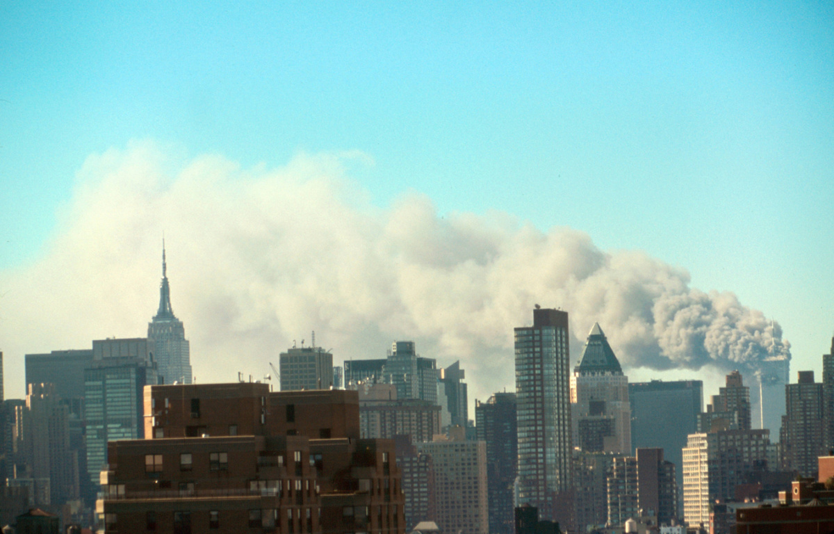 11. September 2001, New York, nach 9.03 Uhr: Das zweite Flugzeug ist in den Südturm des World Trade Center geflogen. Weltweit breitet sich Entsetzen aus und die Gewissheit, dass es sich um ein gezieltes Vorgehen handelt. Noch stehen die Türme. (Foto: Imago/United Archives International)
