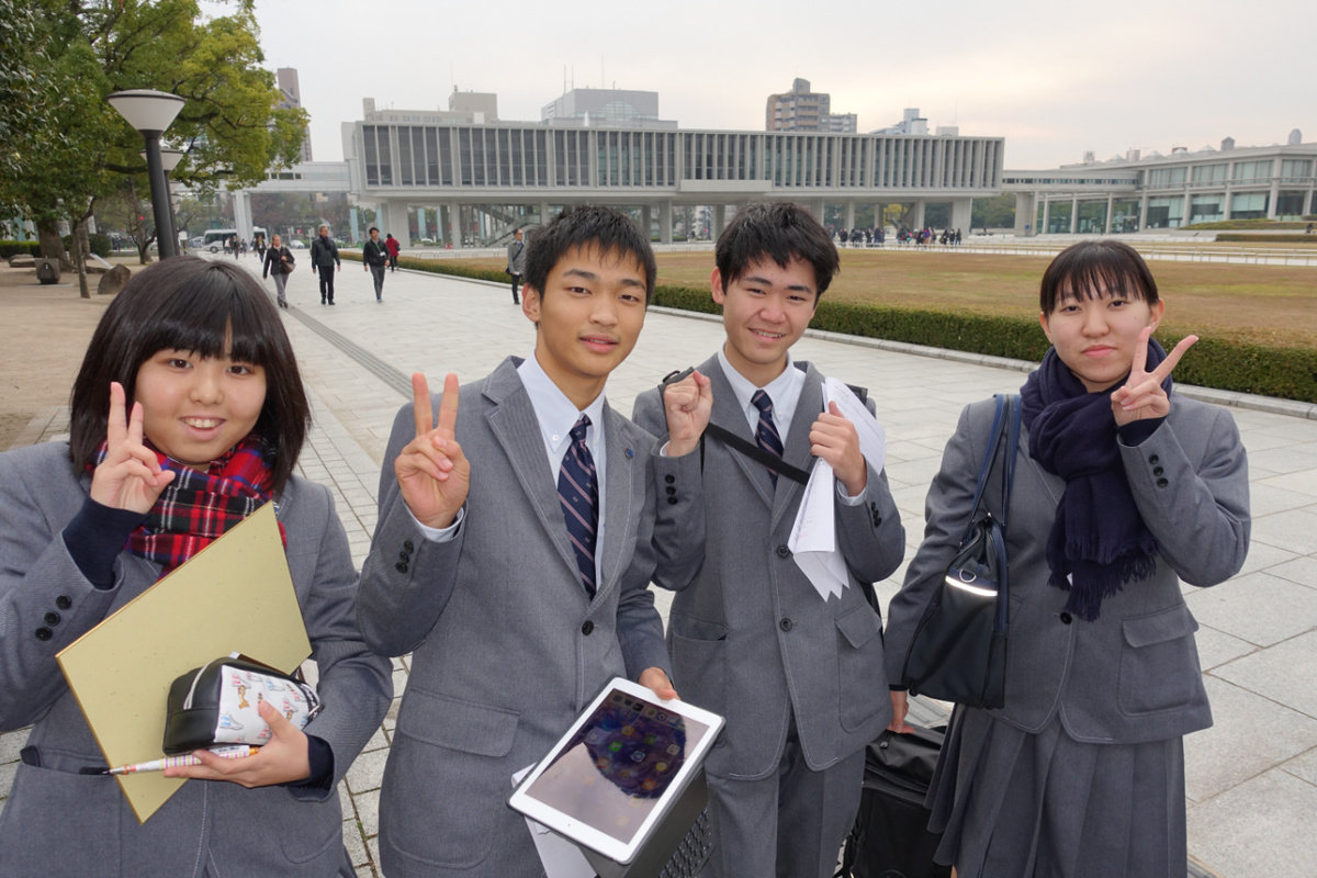 Mitglieder einer japanischen Jugendgruppe posieren vor dem Friedensgedächtnismuseum in Hiroshima. Die Stadt, über der vor 75 Jahren die erste Atombombe explodierte, ruft heute die Welt zum Frieden auf. (Foto: Drouve)