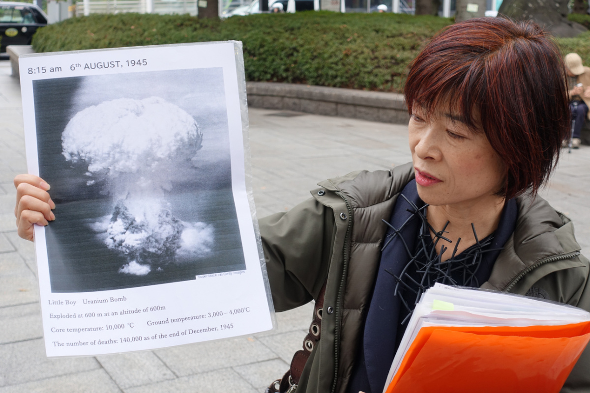 Die Stadtführerin zeigt Fotos der nuklearen Explosion und erläutert die furchtbare Dimension des US-Atombombenabwurfs am 6. August 1945. (Foto: Drouve)