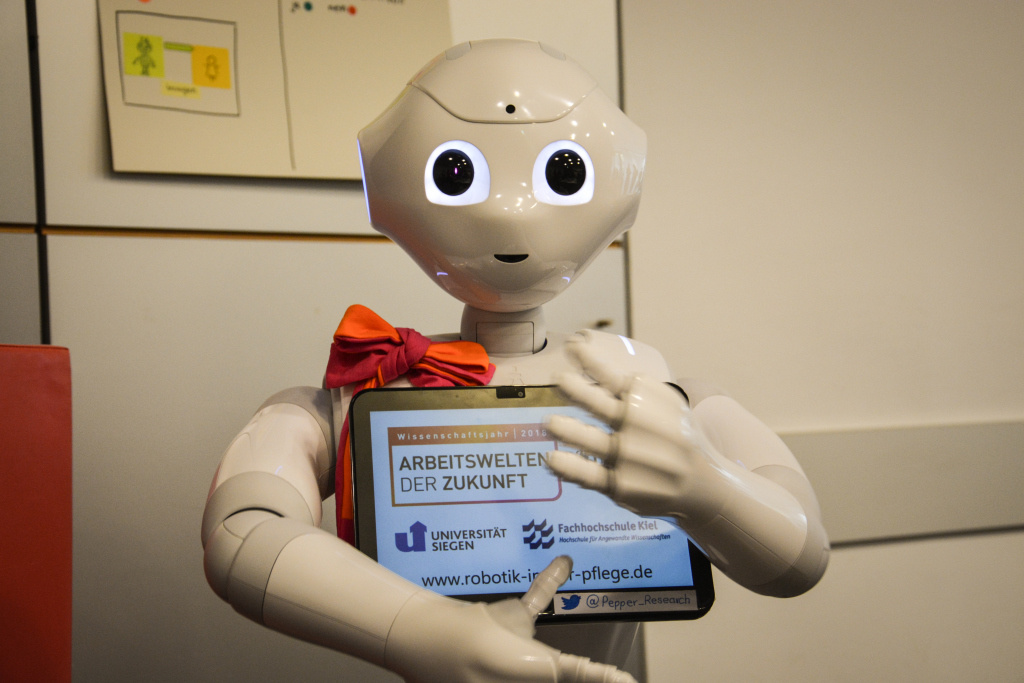 Roboter „Pepper“, 1,20 Meter groß, ist einer der bekanntesten Humanoiden. Auf seiner Brust trägt er ein Tablet. Mit den darauf installierten Spielen kann er Menschen unterhalten. (Foto: KNA)