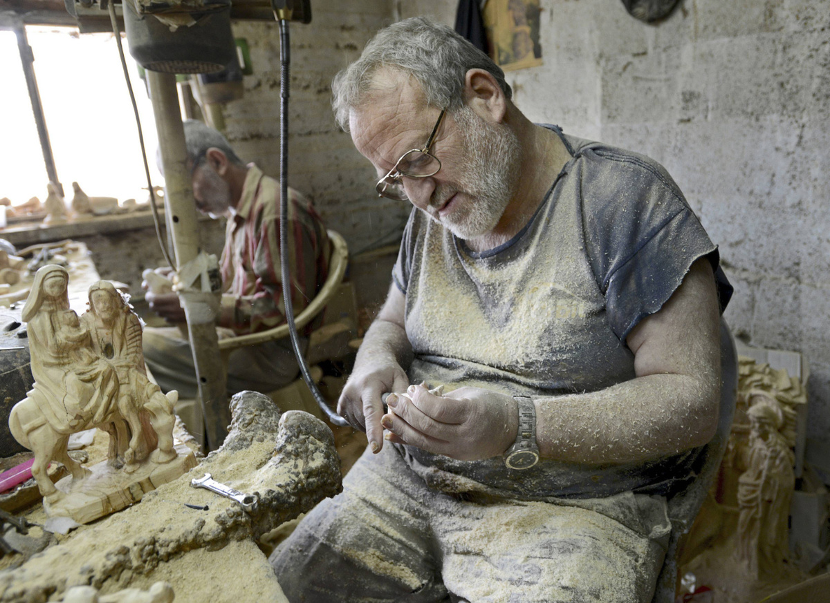 Ein Holzschnitzer in Beit Sahur bei der Arbeit. Darstellungen der Heiligen Familie dürfen in seinem Sortiment nicht fehlen. (Foto: imago images/epd)
