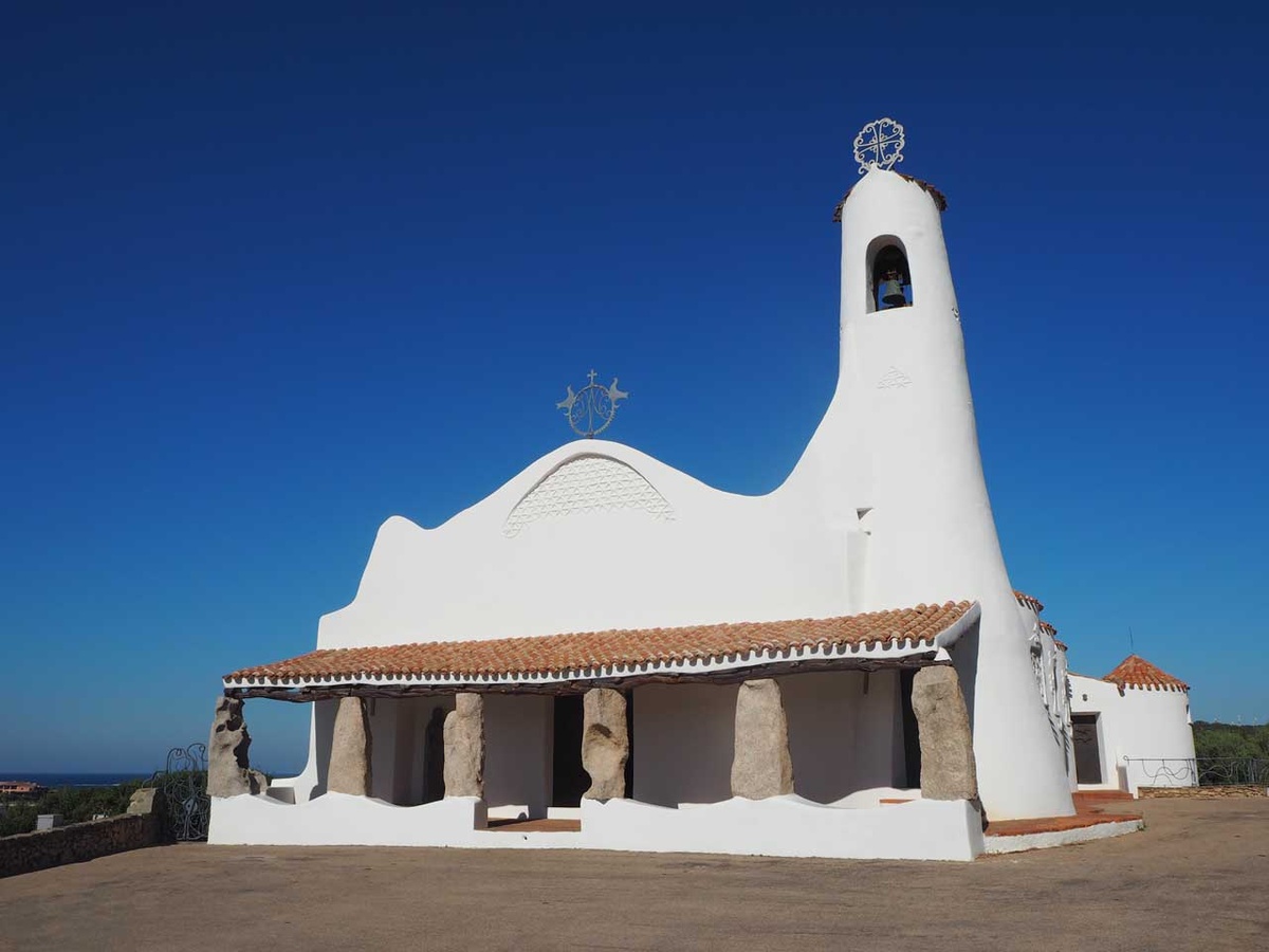 Über der Costa Smeralda thront die Kirche Santa María di Stella Maris. Von einem Moslem in Auftrag gegeben, ist sie Vorbild des gesamten „neosardischen Stils“. (Foto: Ludwig)